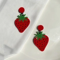 Lindos pendientes de fresa en acrílico con vibrantes colores rojo y verde para verano - Perno Redondo Fresa Color Sólido