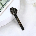 Eleganter schwarzer Rosen-Haarclip mit goldenem Love me Schriftzug aus Metall - Schwarze Rose Love (S223-12)