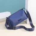 Bolso bandolera cilíndrico azul marino con correa ajustable y tela de alta densidad - Azul