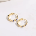 Orecchini a cerchio in rame placcato oro 14K con smalto blu e bianco Evil Eye - Blu