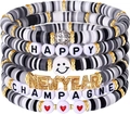 Detalle de pulseras de cuentas apiladas con letras HAPPY y NEWYEAR y dijes dorados - Estilo Temático de Año Nuevo (3)