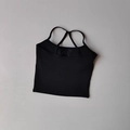 Détail du haut de yoga noir montrant les bretelles croisées et le tissu élastique respirant - Noir
