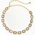 Dettaglio macro della catena in oro vintage con montature goffrate e pietre di cristallo - Oro