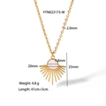 Dettaglio del ciondolo a girasole con dimensioni e specifiche della catena dorata - Collana in Conchiglia Bianca (YYN023173-W)