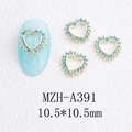 Détail d'un bijou d'ongle cœur doré 10,5mm avec strass bleu clair sur ongle bleu - Grand Style Cœur Sur Base Dorée Avec Zircon Bleu (A391)