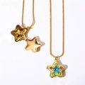 Dettaglio delle collane con medaglione a stella dorata e cristalli rosa e blu intarsiati - Diamanti Multicolore - Catena a Serpente Rotonda