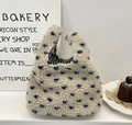 Détail du sac à main en peluche à motifs de cœurs bleus et doublure à carreaux noirs et blancs - Cœur en Laine d'Agneau Bleu Riz