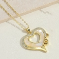 Gouden MOM hartjesketting met wit schelp-inlegsel en sprankelende zirkonia kristallen - Hol Hart MOM Hanger (镂空爱心XL2995)