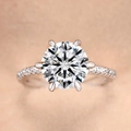 Anello di fidanzamento classico per donna con zircone tondo a 6 griffe e pavé laterale - US 6 / F1815 Taglio Rotondo
