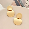 Pendientes colgantes redondos dobles de aleación dorada en un plato de cerámica minimalista - Estilo de Doble Disco Dorado (10944)