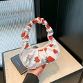 Weiße Raff-Schultertasche aus Canvas mit Erdbeermuster und stilvollem Falten-Henkel - Weiß