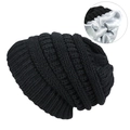 Schwarze Strickmütze mit silbernem Satinfutter für Haarschutz und wohlige Wärme - Schwarz
