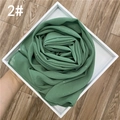 Makro-Detail des waldgrünen Chiffonschals mit dezenten Goldglitzer-Pailletten und Rollsaum - Waldgrün