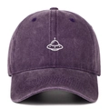 Detailansicht der weißen UFO-Stickerei auf einer lila Baumwoll-Baseballkappe - Einheitsgröße / Lila