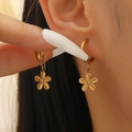 Ohrringe aus 18K vergoldetem Edelstahl mit matten Blumenanhängern für Damen - Gold Fünfblättrige Blume Tropfen Ohrringe (M-672)