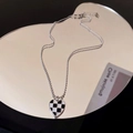 Collier à billes argenté avec pendentif cœur à damier noir et blanc sur miroir - Cœur en Damier Émaillé Noir et Blanc