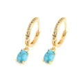 Dettaglio di orecchini a cerchio placcati oro 18K con zirconi e ciondolo a goccia blu - Blu Chiaro Ovale