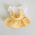 Süßes 17cm Plüschpuppen-Outfit mit weißem T-Shirt und gelb-kariertem Trägerkleid - Geeignet für 17cm Anhänger / Weißes Hemd + Gelb Karo-V-Ausschnitt-Kleid