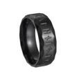 Gedetailleerd zijaanzicht van zwart gefacetteerde Viking-runenring van vintage staal - US 7 / Zwart