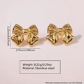 Detailansicht goldener Schleifenohrringe mit Angabe von Edelstahlmaterial und Maßen - Crumpled 3D Bow Earrings-HQ6011