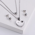 Set di gioielli in argento con collane a strati cuore e perle e orecchini a lobo abbinati - Collana a Cuore + Orecchini a Lobo Tondi Set / Color Acciaio