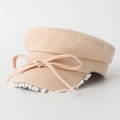 Berretto newsboy beige in cotone con fiocco elegante e bordo ricamato in pizzo bianco - Rosa Loto