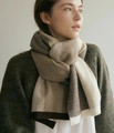Sciarpa in maglia a scacchi marrone beige e bianca indossata da una modella in interno - 3# Beige Cammello