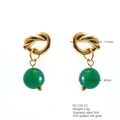 Dettaglio di orecchini a fiocco placcati oro 18K con pietre naturali verdi e misure - Stile Perla Verde con Fiocco d'Oro (556-02)