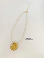 Dettaglio collana di perle con conchiglia dorata con indicazione peso 55g e lunghezza 40+5cm - Conchiglia