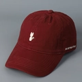 Dunkelrote Baseballkappe aus Baumwolle mit minimalistischem Katzen-Stickmuster - M (56-58cm) / Dunkelrot