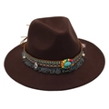 Dettaglio del cappello Fedora in feltro con perline etniche, frange e pietra turchese - Taglia unica (Tesa piatta) / caffè