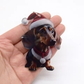 Pendentif teckel de Noël en acrylique avec bonnet de Père Noël tenu à la main - 1# Chien à écharpe rouge et blanche