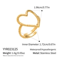 Vista dettagliata dell'anello a cuore in acciaio inossidabile con misure e trama oro - Stile Cuore Cavo Martellato Oro (YYR023125)
