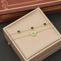 Elegante ciondolo a cuore smeraldo con doppie catene dorate su portagioie - Bracciale con Pietre Preziose a Cuore / 2# Bracciale