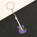 Llavero creativo de guitarra de metal púrpura con anillo plateado sobre fondo bicolor - Púrpura