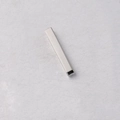 Primer plano de una cuenta rectangular hueca de acero inoxidable pulido plata de 3x20mm - Color Acero