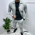 Dettaglio della tuta grigia da uomo con trama a costine verticali e giacca con bottoni - S / Grigio chiaro