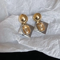 Dettaglio di orecchini geometrici con sfera dorata e montatura quadrata in argento - Bicolore Oro e Argento con Cristallo Champagne (Perno in Argento S925)