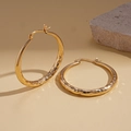 Détails de boucles d'oreilles créoles dorées géométriques avec une texture martelée chic - Boucle d'Oreille Moyenne / Doré