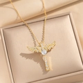 Collana con croce ali d'angelo placcata in oro e zircone a cuore su portagioie di lusso - Oro