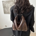 Zaino versatile da donna in morbida pelle PU marrone scuro con finitura lucida e zip laterali - 6261 Piccolo Marrone