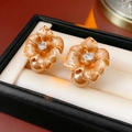 Détail de boucles d'oreilles vintage fleurs en émail marbré avec perle pendante - Boucles d'oreilles clous ou clips fleur perle émaillée strass tige en argent