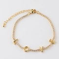 Primer plano del collar tennis chapado en oro de 18K con letras LOVE y piedras de circón - Pulsera de Oro / Oro de 18K