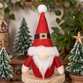 Détail d'un gnome de Noël en peluche avec texture en feutre et barbe artificielle - Gnome de Forêt avec Chapeau à Ceinture Rouge