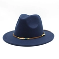 Dettaglio di un cappello fedora in lana blu scuro con fascia intrecciata e perle - Blu navy