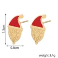 Détail de boucle d'oreille bonnet de Noël avec émail rouge et finitions dorées - Chapeau de Noël Rouge