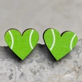 Macro di orecchini a cuore in legno con motivo tennis su superficie in cemento - Tennis Cuore