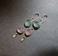 Détail macro de boucles d'oreilles gouttes avec pierres turquoise et violettes vintage - Sarcelle Violet Long Rétro