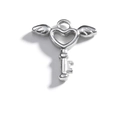 Détail macro du pendentif clé cœur avec ailes en métal argenté poli et texture fine - Argent-Clé avec Ailes