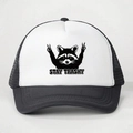 Klassische schwarz-weiße Trucker-Mütze mit Stay Trashy Waschbär-Druck und Netz-Rückseite - Einheitsgröße / Schwarz
